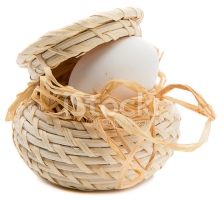 C:\Users\Vita\Desktop\Картинки для конспектов\Великдень\58657304-white-egg-in-basket.jpg
